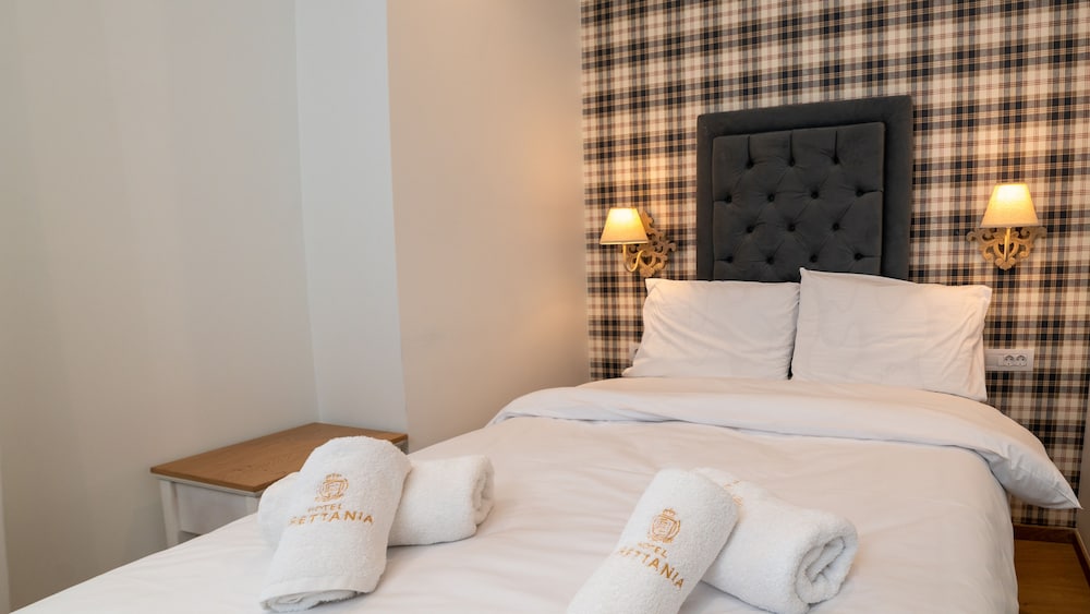 Petite, Double Bed