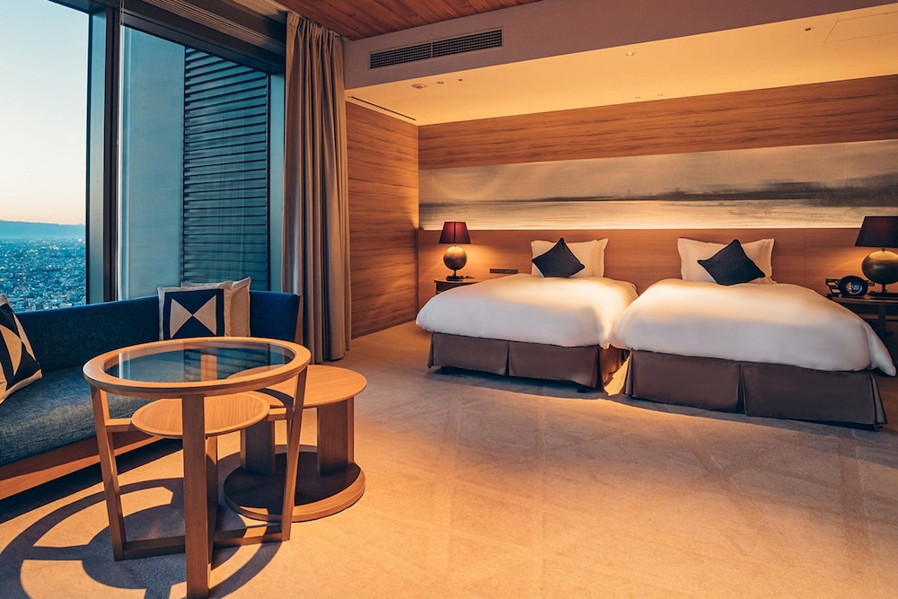 DELUXE, TWIN BEDS, CLUB LOUNGE ACCESS, CORNER
