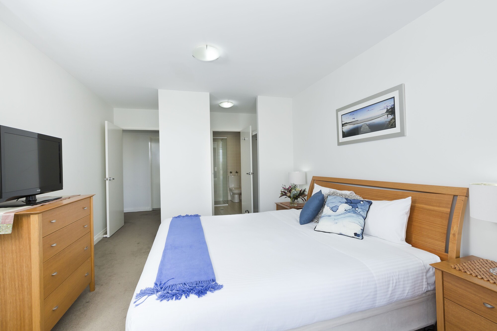 1 Bedroom, Apartment, Queen Bed, Town View