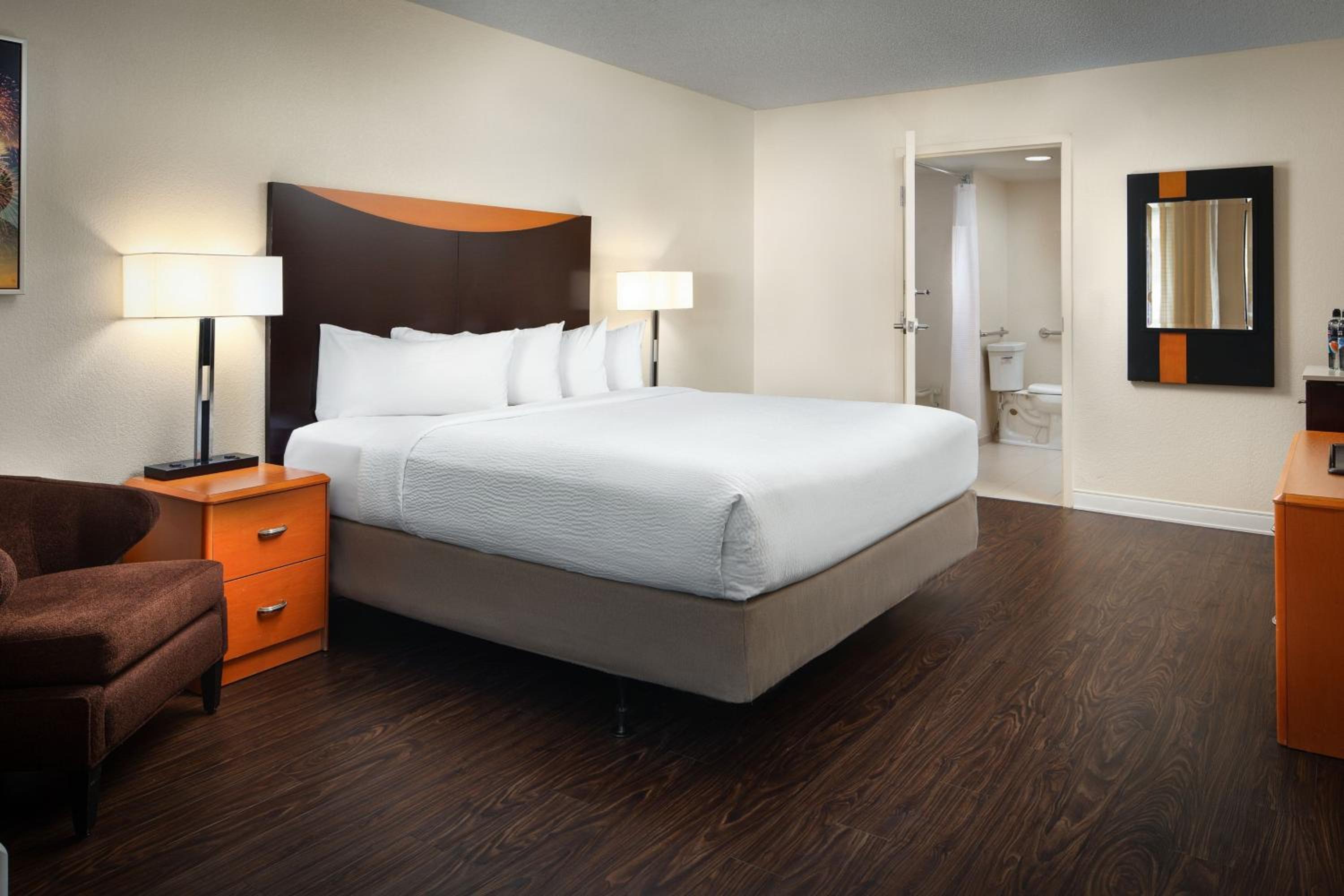 غرفة بسرير كينج بحوض استحمام في طابق منخفض لذوي الإعاقة، Fairfield Inn By Marriott Anaheim Resort 7/10