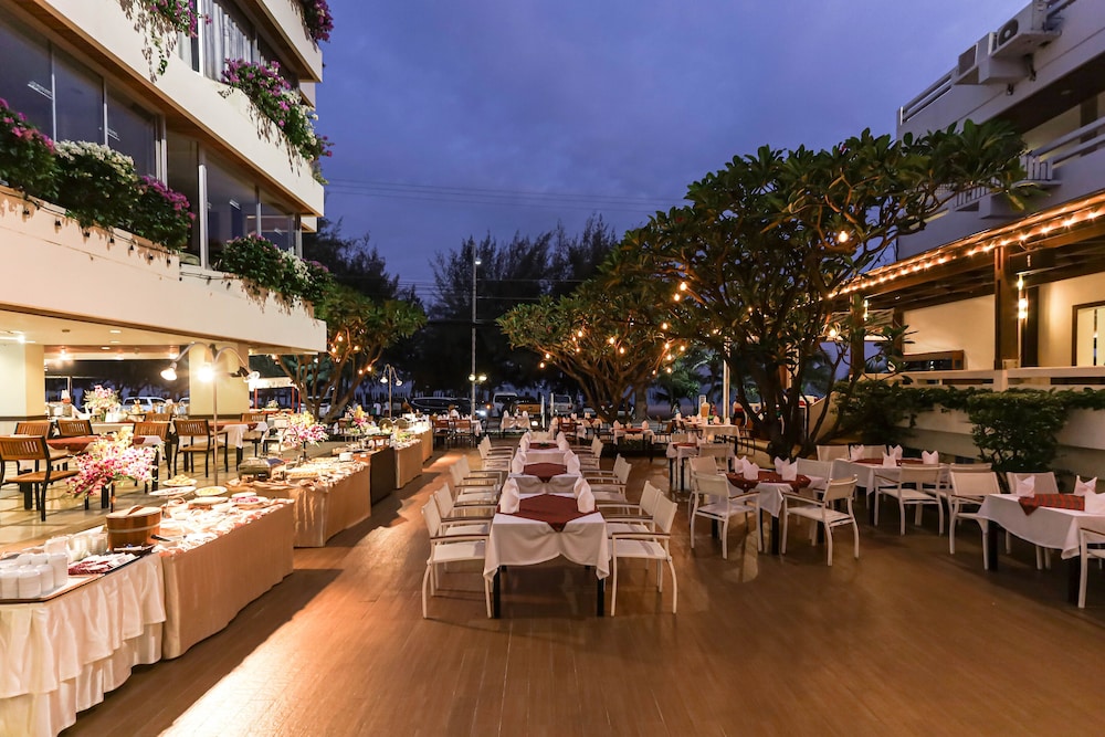 The Cha Am Methavalai Hotel 62/65