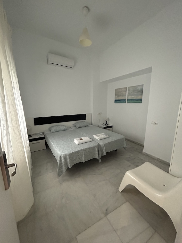 ECONOMY, TWIN BEDS, SHARED BATHROOM