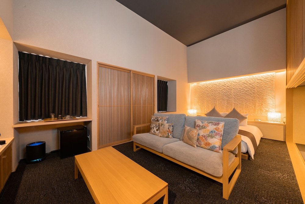 Roppongi Hotel S 12/75