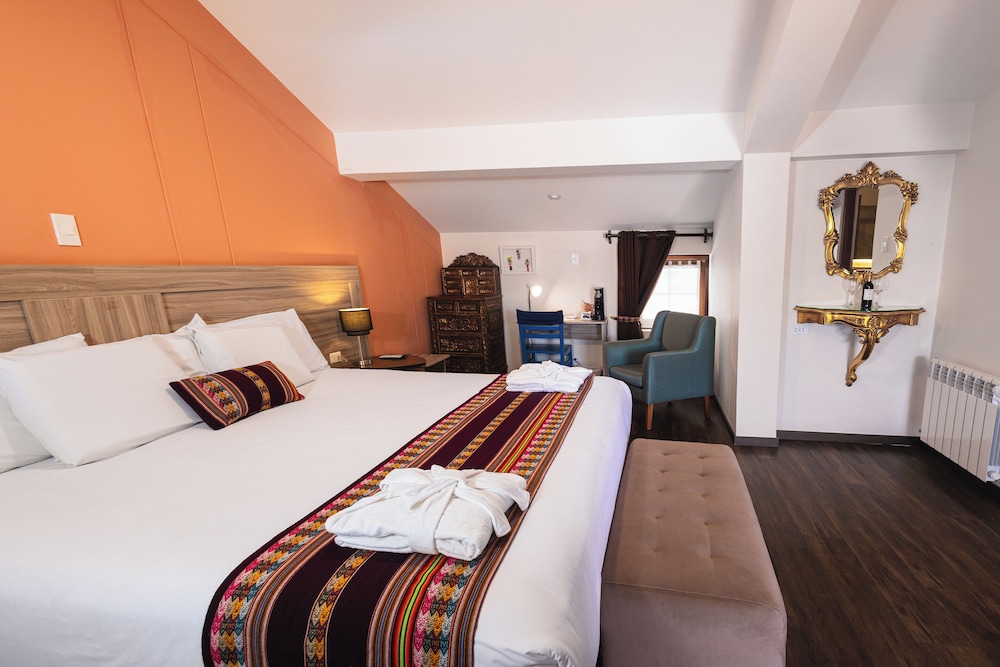 JUNIOR SUITE, KING BED