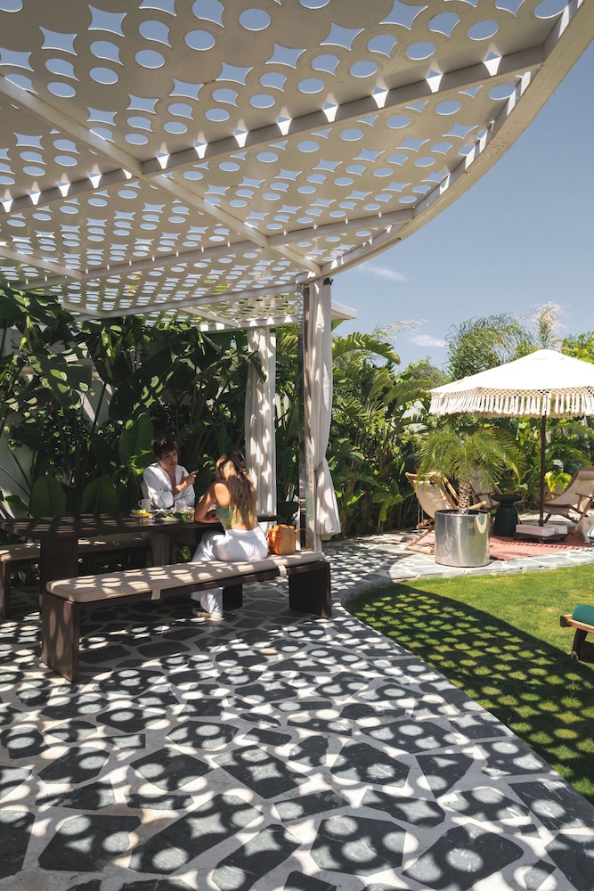 THE XON HOTEL 22/50
