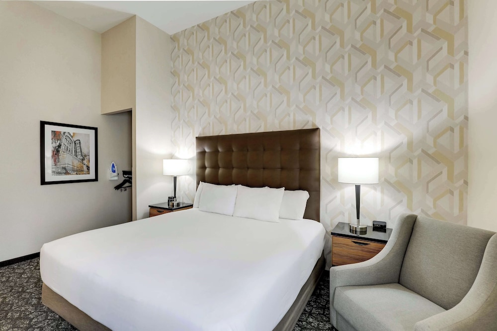 DELUXE, KING BED, ACCESSIBLE