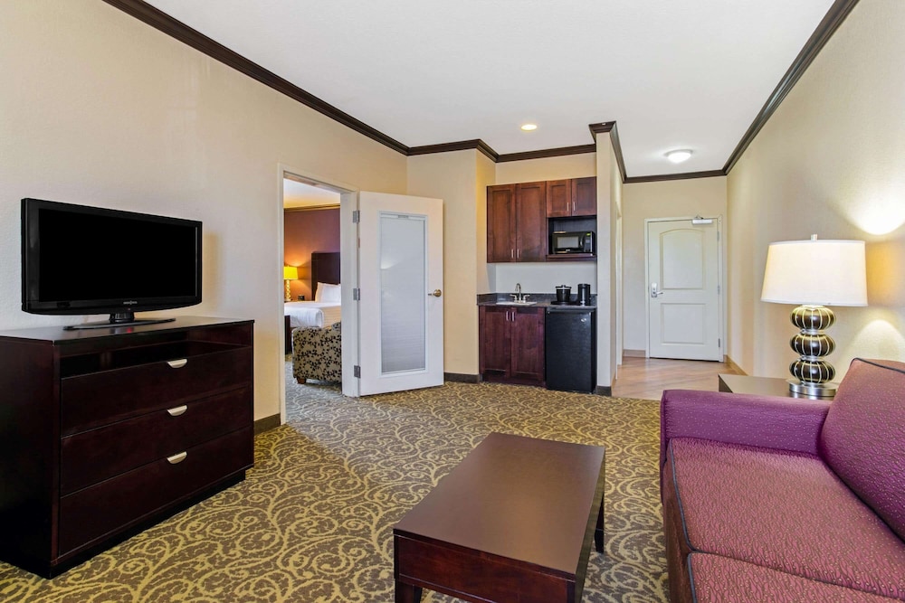 La Quinta Inn and Suites by Wyndham Ft. Worth - Burleson 37/53