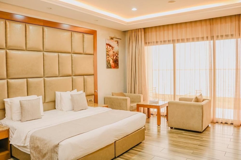 Deluxe, King Bed, Pool View