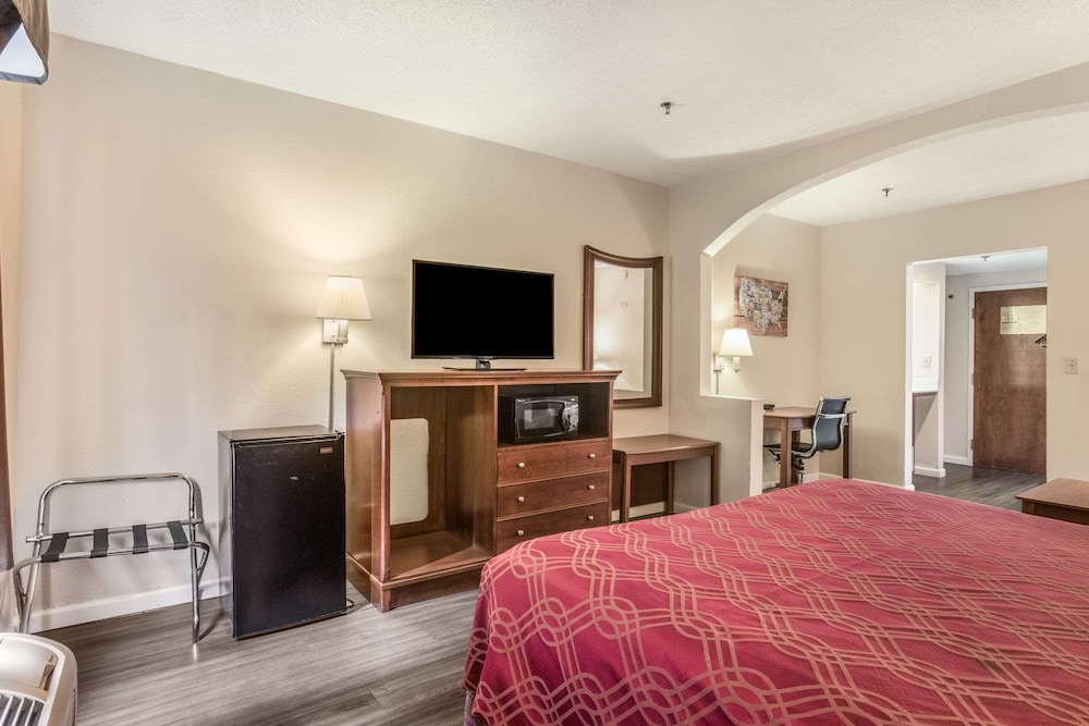 Econo Lodge Inn & Suites Marietta near Dobbins ARB 16/45