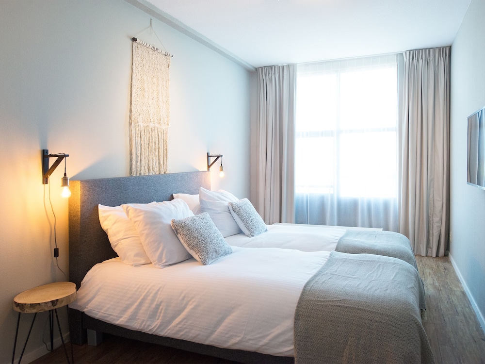 3 Bedrooms, Apartment, 7 Beds