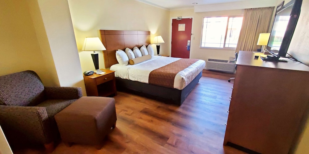 Best Western Plus Northwoods Inn 24/80