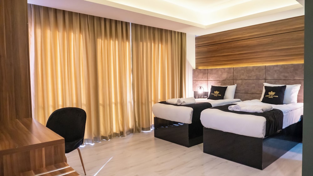 Crown Salamis Hotel 15/25