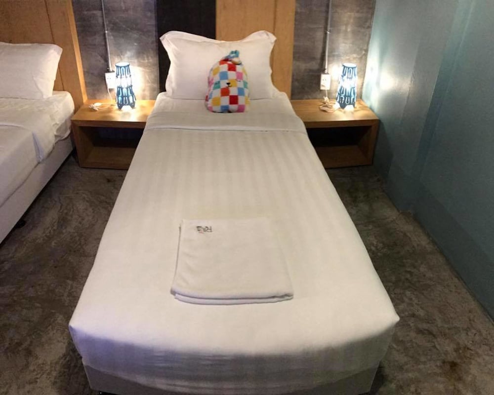 ROOM, TWIN BEDS