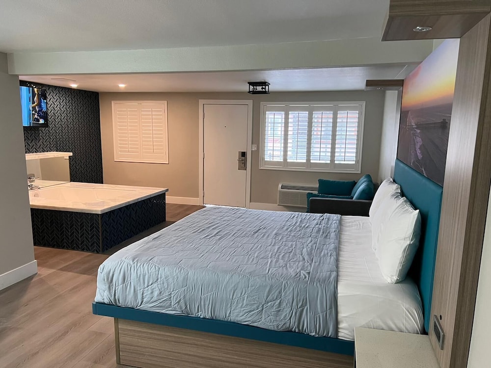 Super 8 by Wyndham Oceanside Downtown 17/50