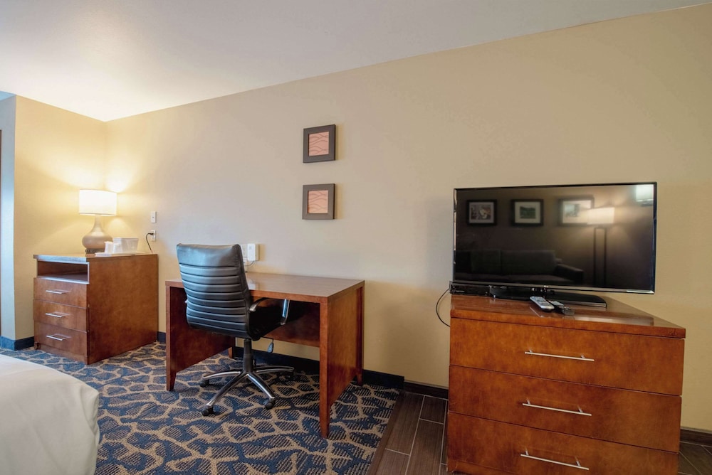 Comfort Inn Suites 8/75