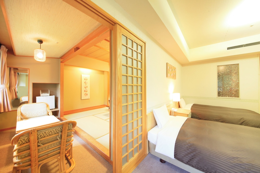 Connecting, Twin Beds, 4 Futon Beds