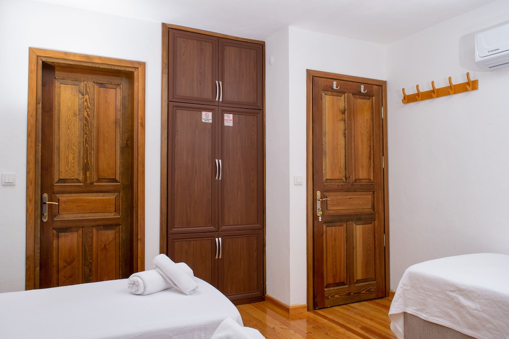 DELUXE, TRIPLE, 3 BEDS