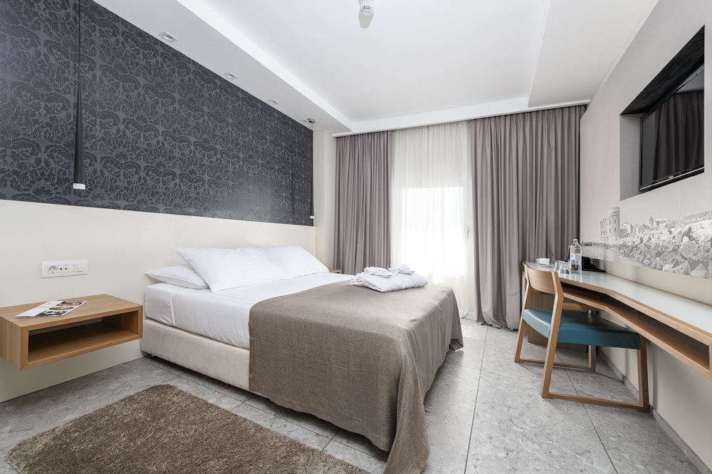 Lero Hotel 24/82