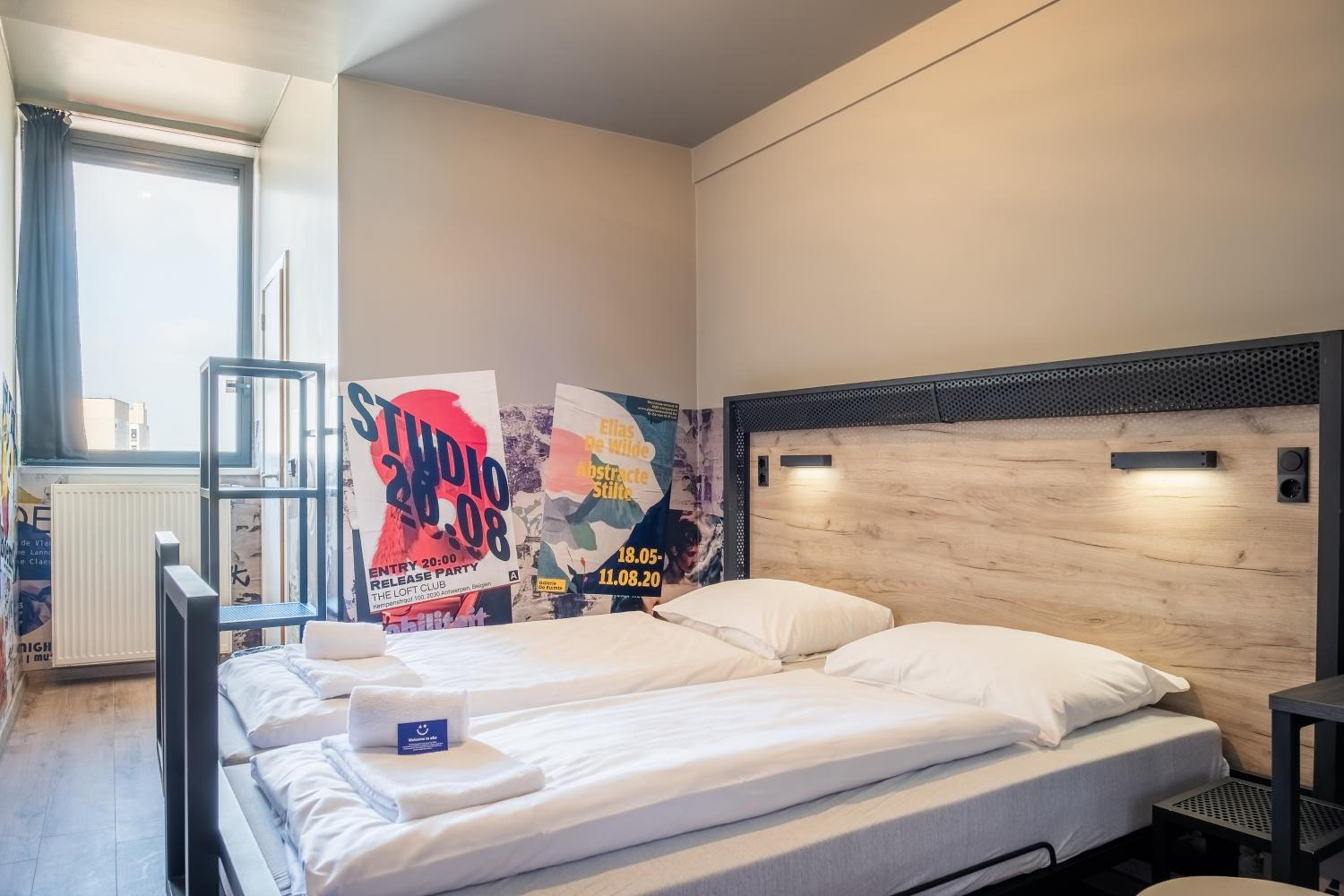 ROOM, SINGLE