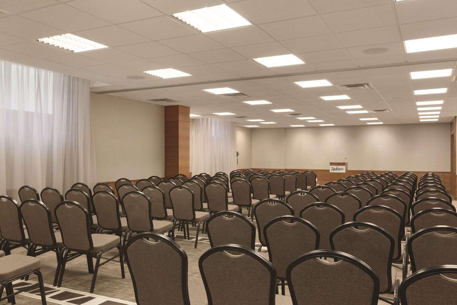 Radisson Hotel & Conference Centre Calgary Airport 69/78