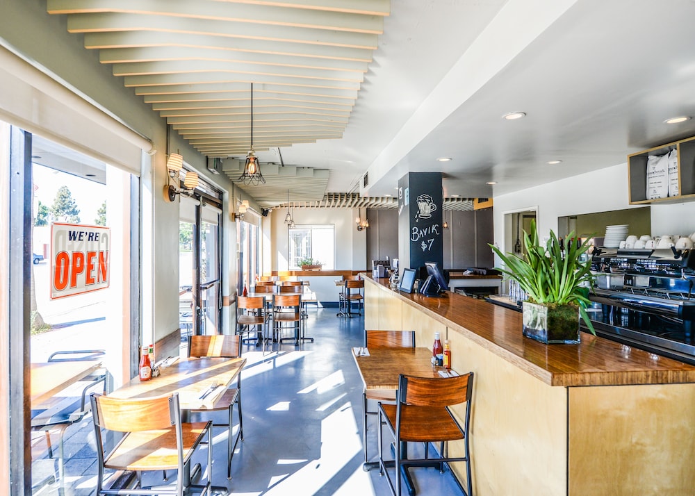 Travelodge by Wyndham Culver City 37/52
