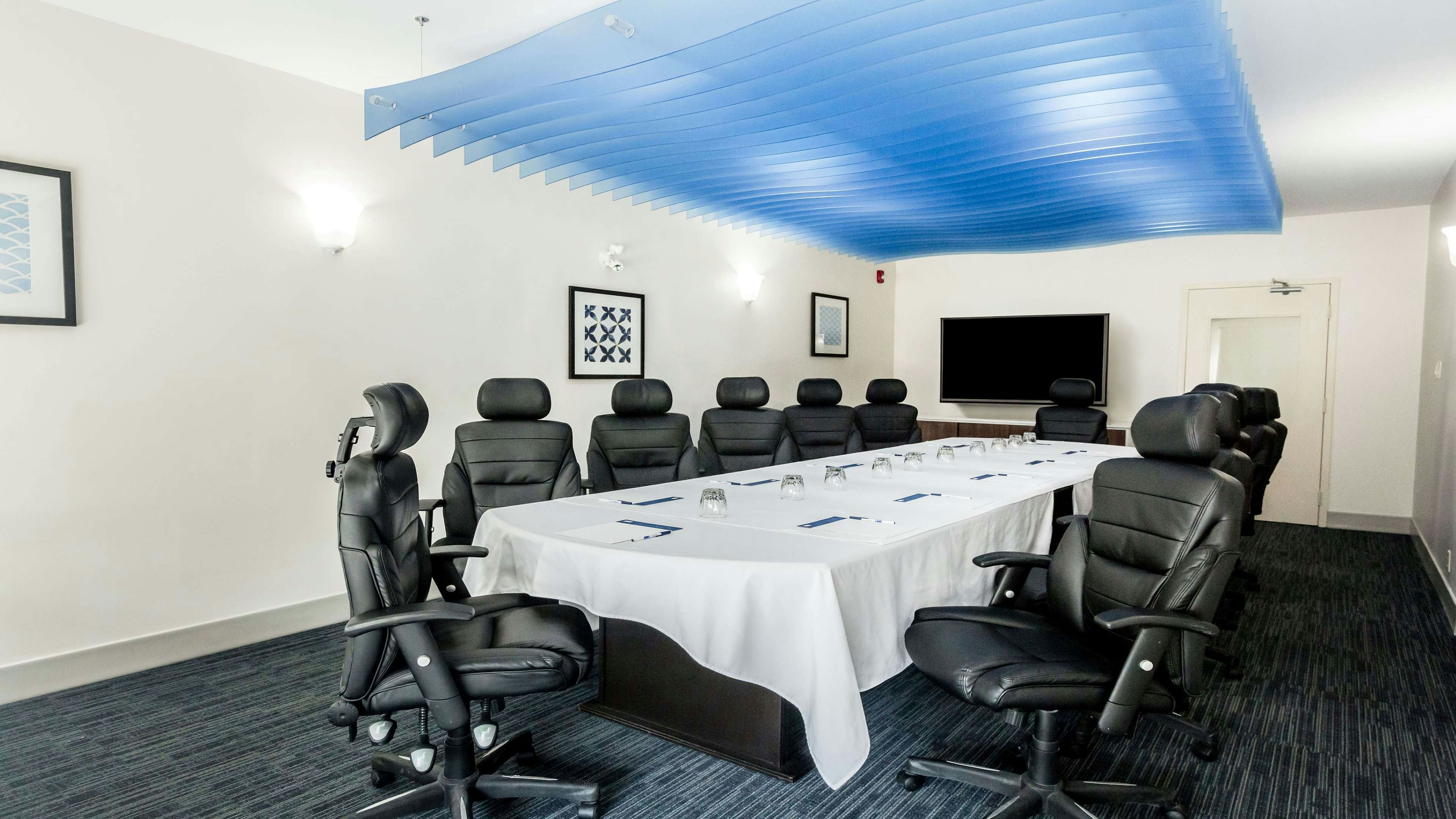 Holiday Inn Express Suites South 59/73