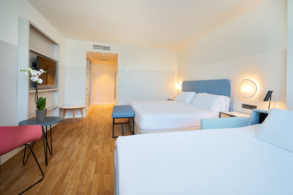 ROOM, TRIPLE