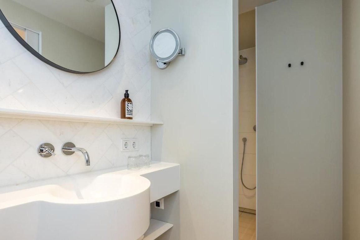 Grand, Deluxe, Double Bed, Pillows Luxury Boutique Hotel Anna Van Den Vondel Amsterdam 3/3