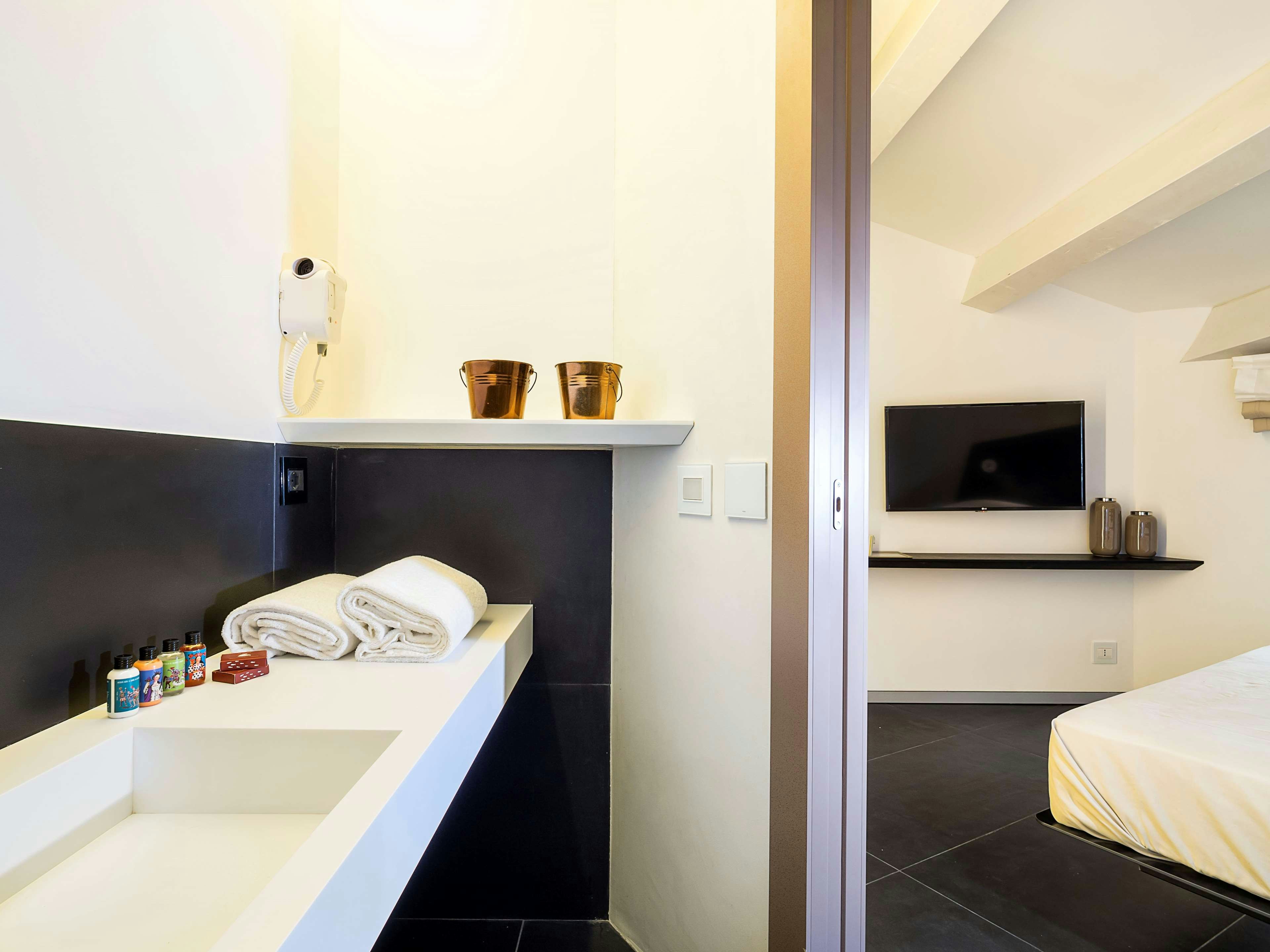 DUOMO SUITES & SPA 49/50
