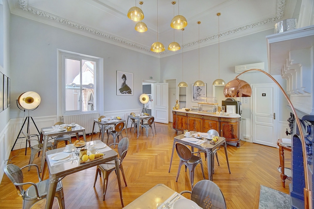 VILLA CLAUDIA(FORMERLY LE VENDOME - VILLA CLAUDIA) 60/77
