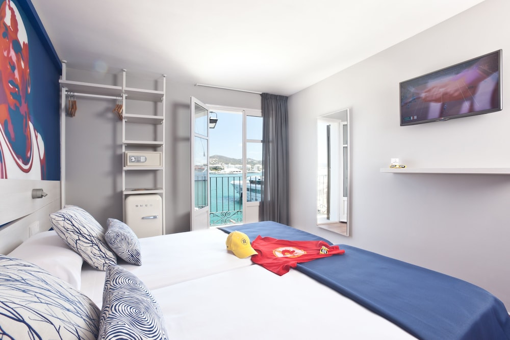 Hotel Ryans La Marina 44/69