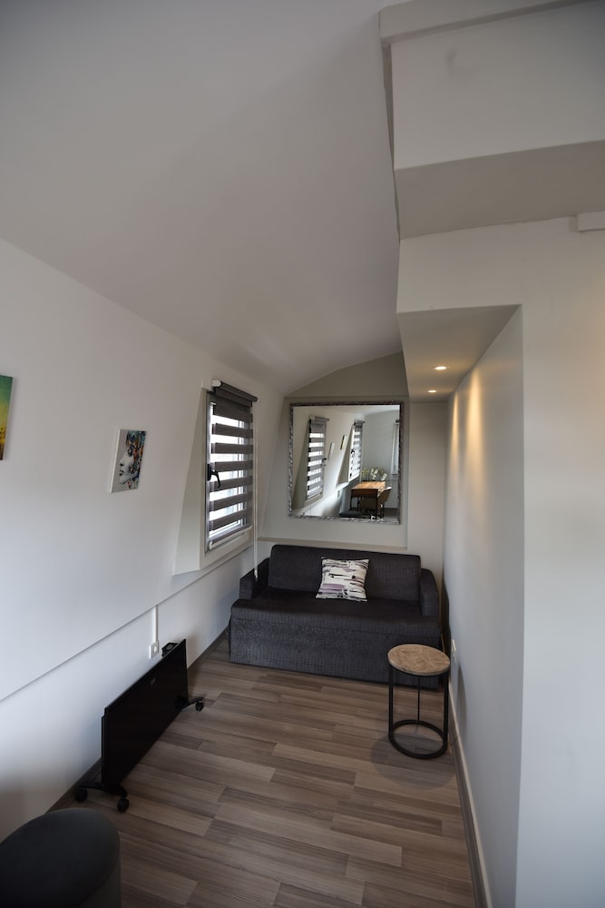 B Guest Hotel 34/66