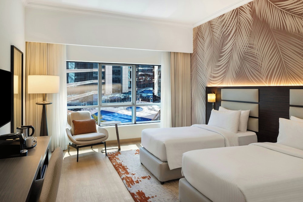 DELUXE, TWIN BEDS, POOL VIEW