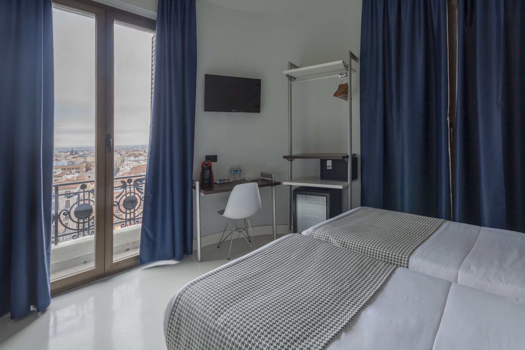 ROOM, TWIN BEDS