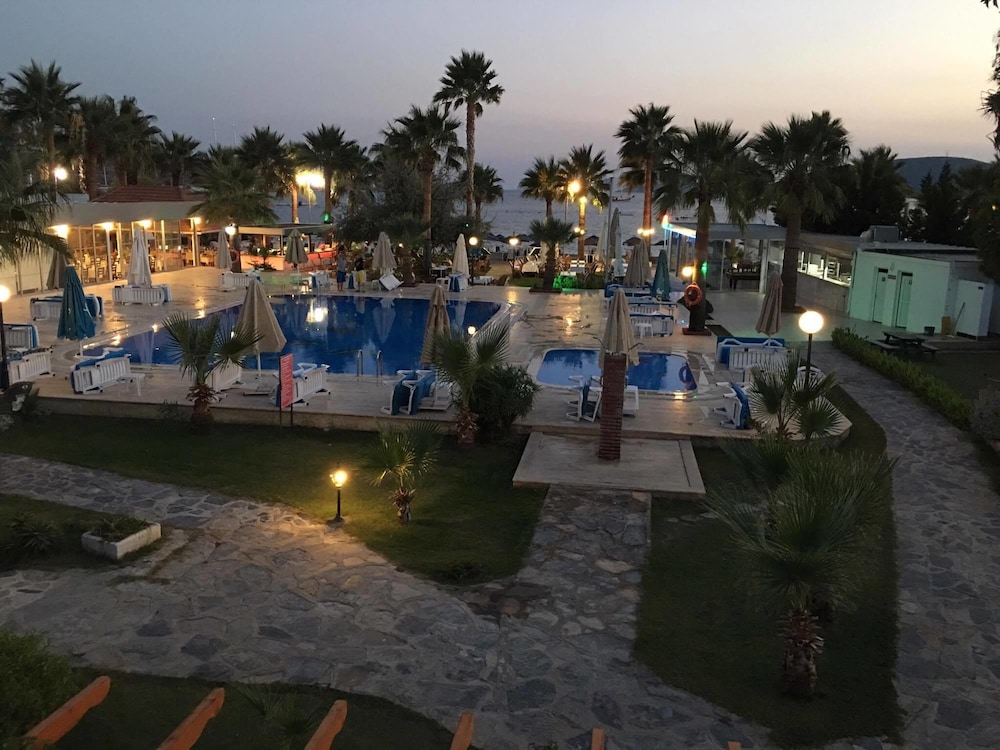 Nagi Beach Hotel 57/70