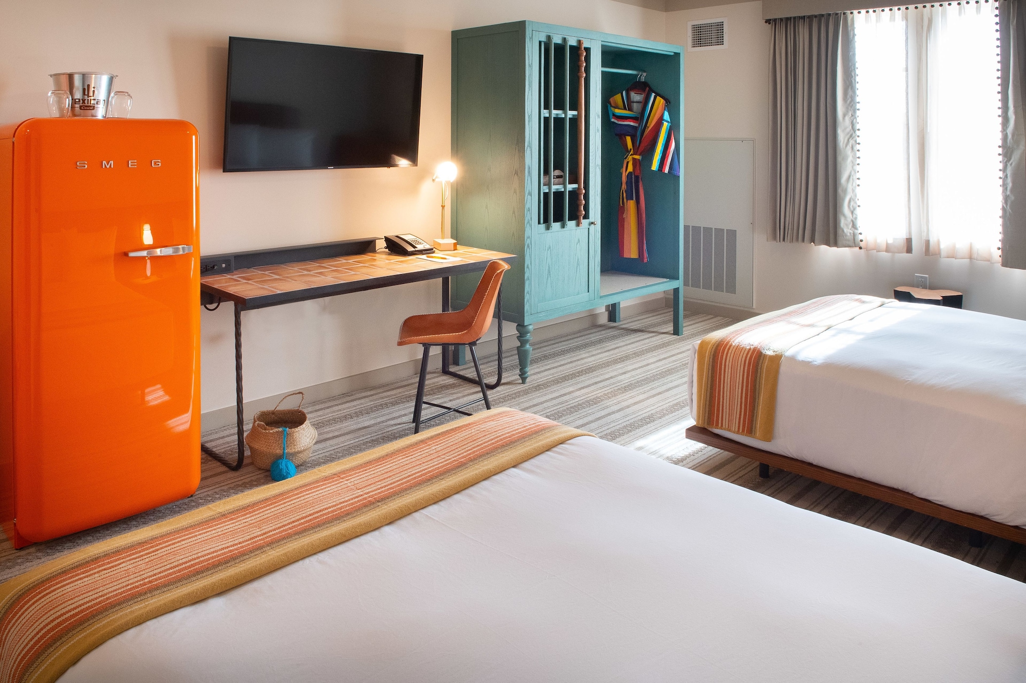 DELUXE, 2 DOUBLE BEDS