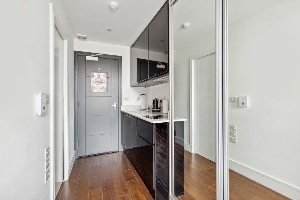 Valet Apartments Golden Square 10/22