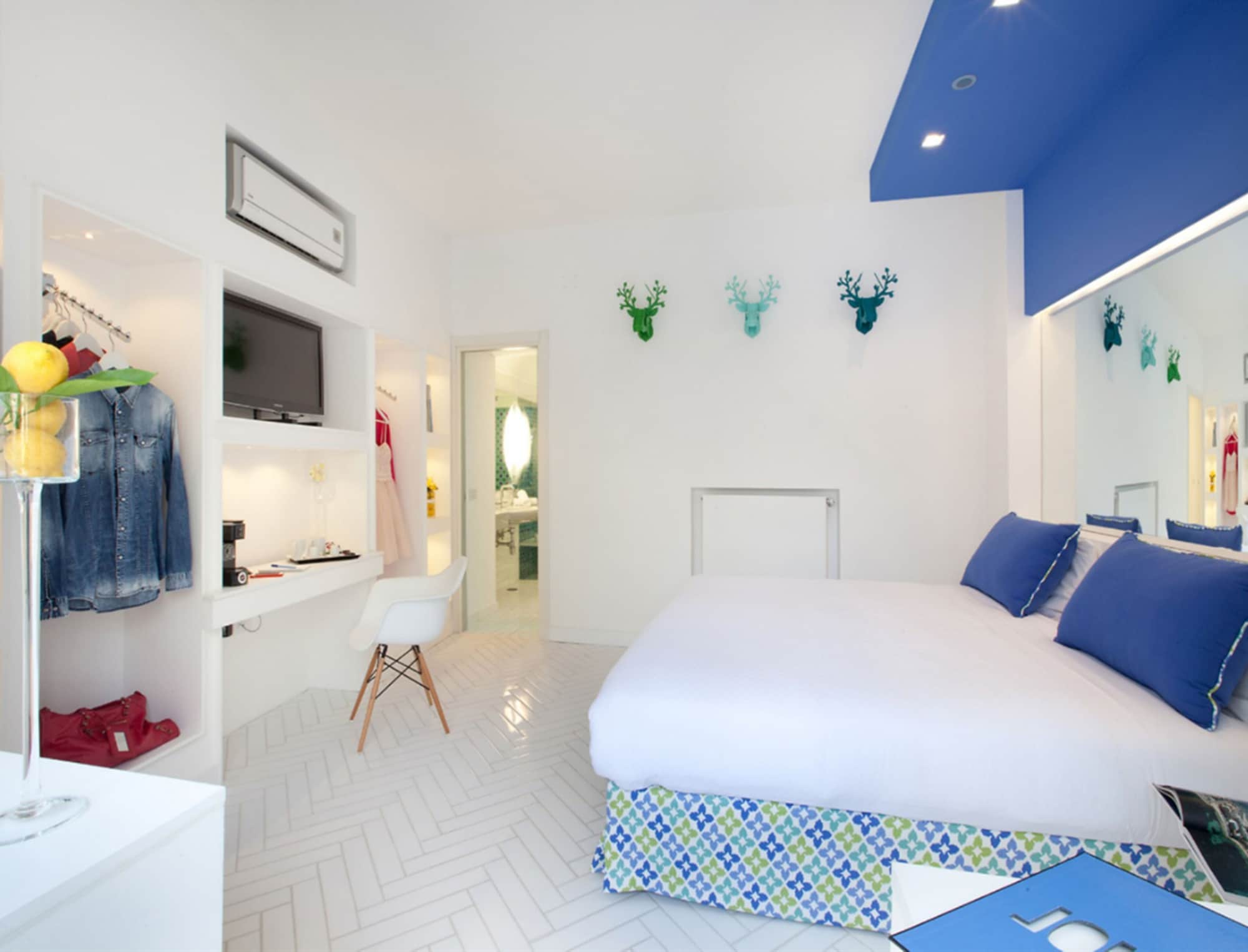 ROOM, KING BED, PATIO