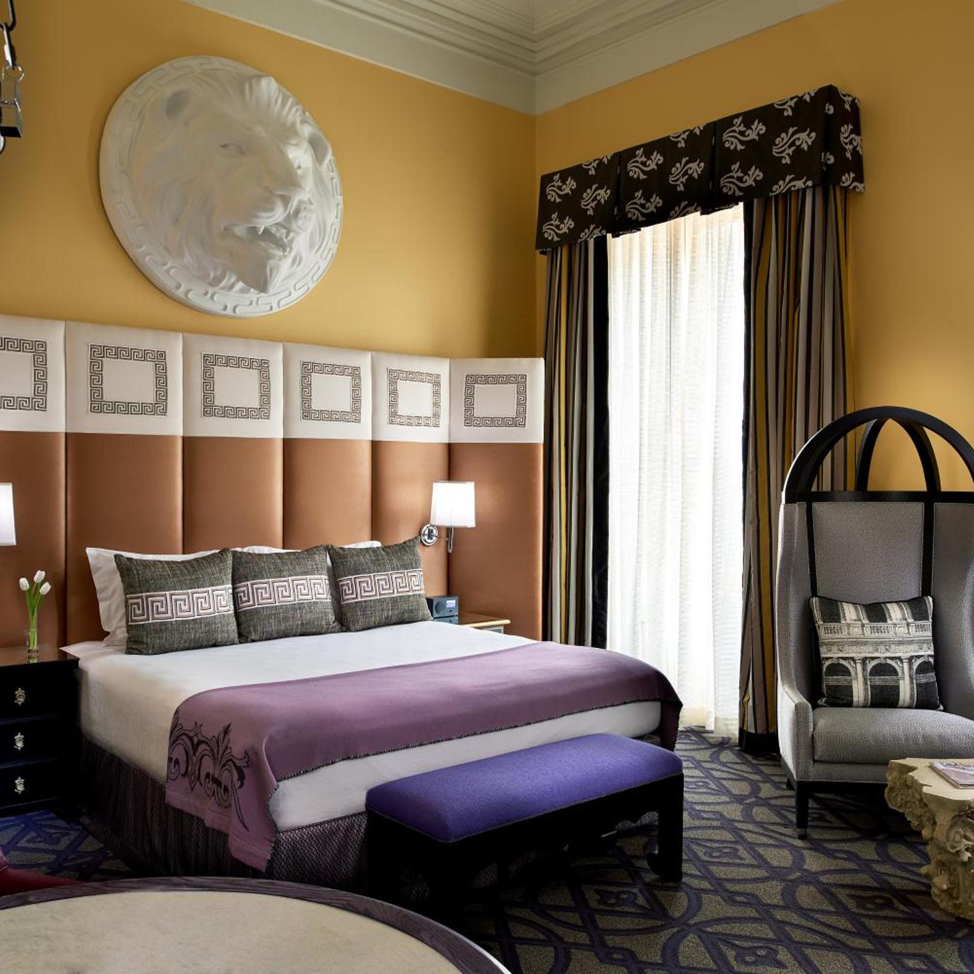 Studio, King Bed, Dining Area