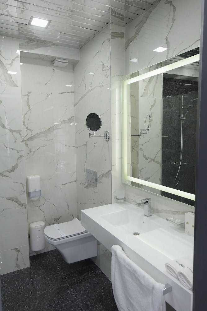 Mirror Hotel 14/38