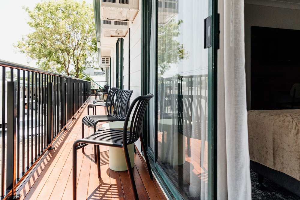 Wallaby Hotel 6/34
