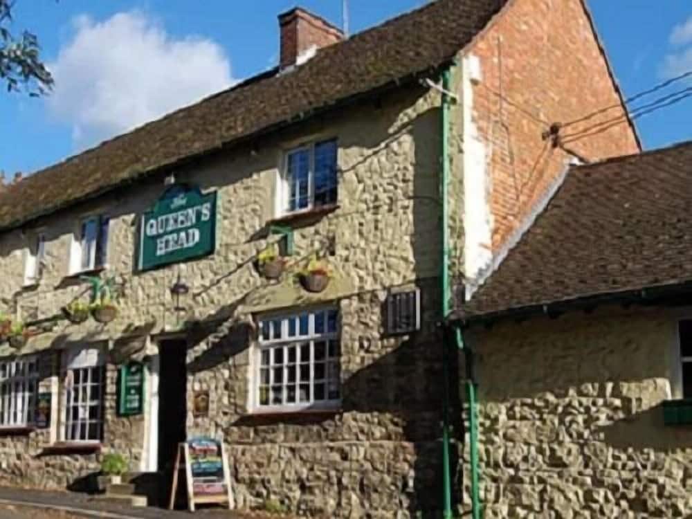 The Queens Head 3/22