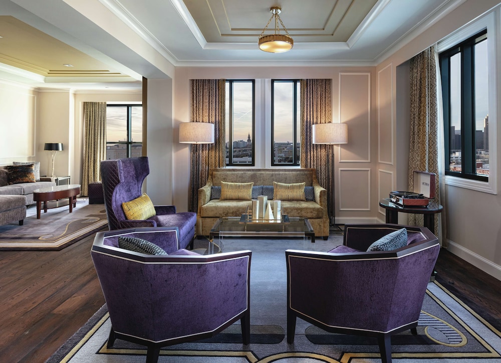 The Higgins Hotel New Orleans, Curio Collection by Hilton 53/77