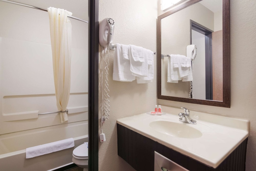 Econo Lodge Grand Forks near University 39/39