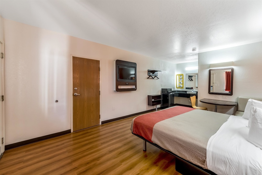 Motel6 Seguin, TX 24/53