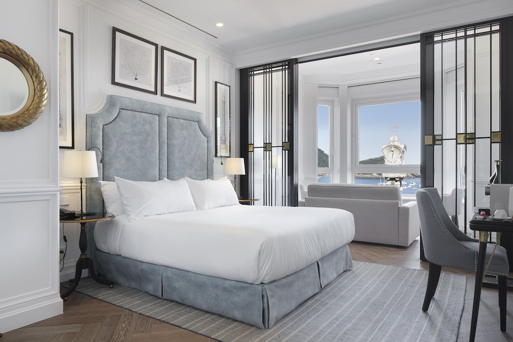 Lagoon, Junior Suite, King Bed, Sofa