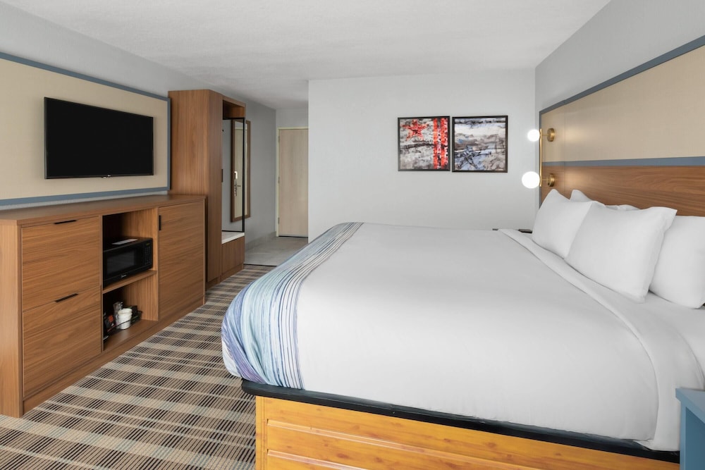 غرفة بسرير كينج، Americinn By Wyndham Douglas/Saugatuck 2/5