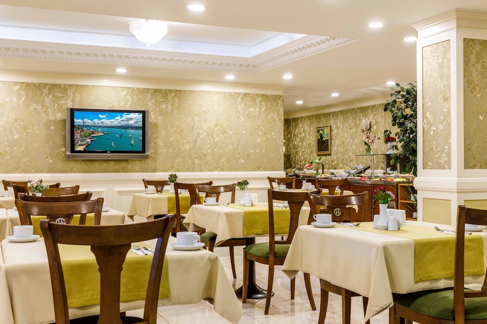 Golden Crown Hotel 53/66