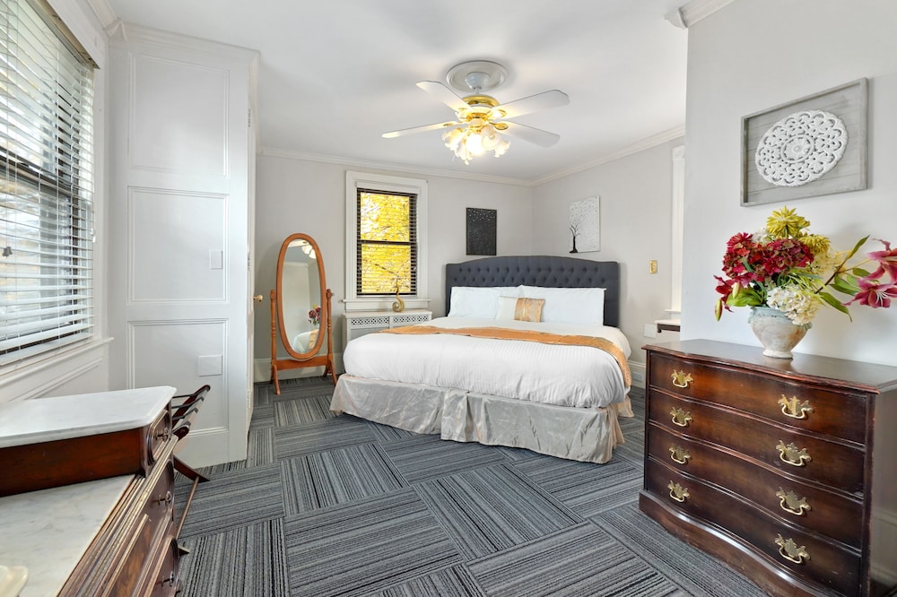Hilltop, Executive, Suite, King Bed, Queen Bed, Sofa
