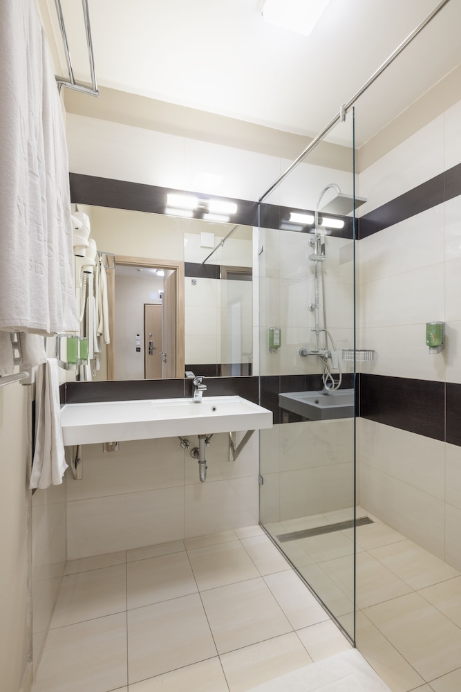 Silver Crown Hotel & Residence 48/50